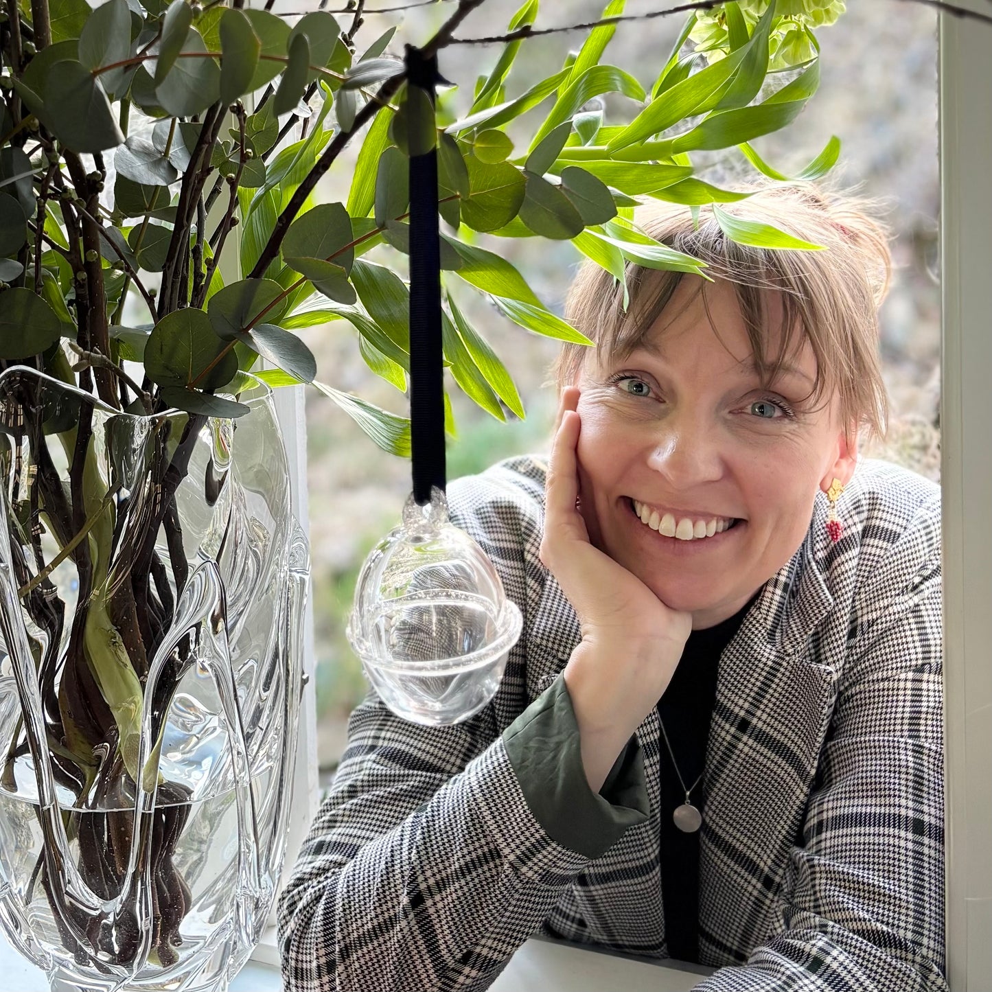 Kodanska Seasons in Glass Easter Egg Clear w. Circle Sand Art DK